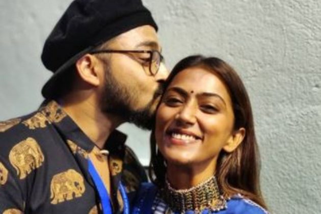 ছোটপর্দা থেকেই কাজ শুরু সৌরভ দাস ও অনিন্দিতা বোসের। তার পরে বড় পর্দা, ও ওয়েব দুনিয়াতেও কাজ করেছেন। টলিপাড়ার অন্যতম তারকা জুটি তাঁরা। কাজের জন্যই আজ একসঙ্গে সেলিব্রেশন করতে পারছেন না সৌরভ অনিন্দিতা। তাই দুজনেরই মন খারাপ। সেই জন্যই সোশ্যাল মিডিয়ায় ভালোবাসা শেয়ার করেছেন দুজনেই। ছোটপর্দা থেকেই কাজ শুরু সৌরভ দাস ও অনিন্দিতা বোসের। তার পরে বড় পর্দা, ও ওয়েব দুনিয়াতেও কাজ করেছেন। টলিপাড়ার অন্যতম তারকা জুটি তাঁরা। কাজের জন্যই আজ একসঙ্গে সেলিব্রেশন করতে পারছেন না সৌরভ অনিন্দিতা। তাই দুজনেরই মন খারাপ। সেই জন্যই সোশ্যাল মিডিয়ায় ভালোবাসা শেয়ার করেছেন দুজনেই।