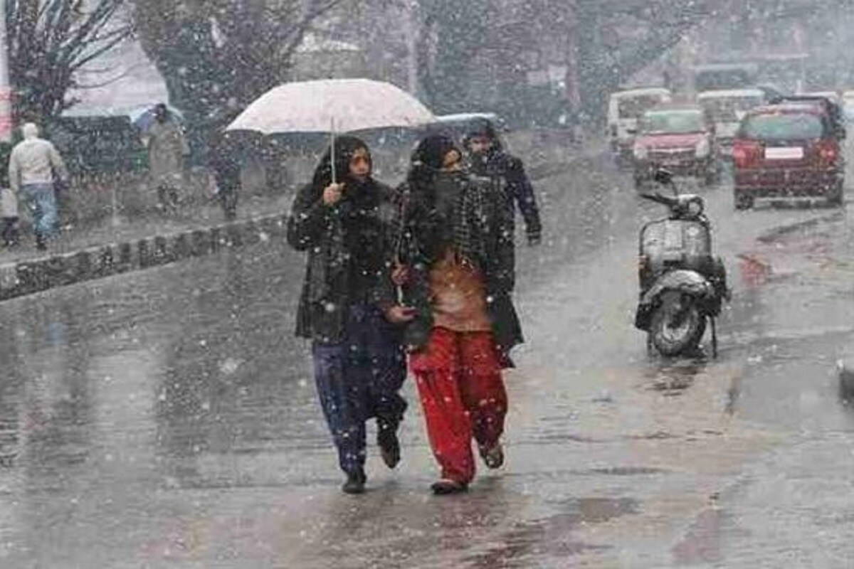 মৌসম বিভাগের জারি করা পূর্বাভাস অনুযায়ি বিহার, ঝাড়খণ্ড, পশ্চিবঙ্গ, সিকিম, নাগাল্যান্ড, মণিপুর, মিজোরাম ও ত্রিপুরার বিভিন্ন জায়গায় ৬ ও ৭ তারিখ হালকা থেকে মধ্যম বৃষ্টিপাত হবে৷ অন্যদিকে অসম, মেঘালয়, অরুণাচল প্রদেশে বজ্র বিদ্যুতের সঙ্গে প্রবল বৃষ্টি হবে৷ আজ সারা দিনে বিভিন্ন সময় কলকাতা ও দক্ষিণবঙ্গের জেলাগুলিতে বজ্রবিদ্যুতের সঙ্গে বৃষ্টি হতে থাকবে৷ মৌসম বিভাগের জারি করা পূর্বাভাস অনুযায়ি বিহার, ঝাড়খণ্ড, পশ্চিবঙ্গ, সিকিম, নাগাল্যান্ড, মণিপুর, মিজোরাম ও ত্রিপুরার বিভিন্ন জায়গায় ৬ ও ৭ তারিখ হালকা থেকে মধ্যম বৃষ্টিপাত হবে৷ অন্যদিকে অসম, মেঘালয়, অরুণাচল প্রদেশে বজ্র বিদ্যুতের সঙ্গে প্রবল বৃষ্টি হবে৷ আজ সারা দিনে বিভিন্ন সময় কলকাতা ও দক্ষিণবঙ্গের জেলাগুলিতে বজ্রবিদ্যুতের সঙ্গে বৃষ্টি হতে থাকবে৷