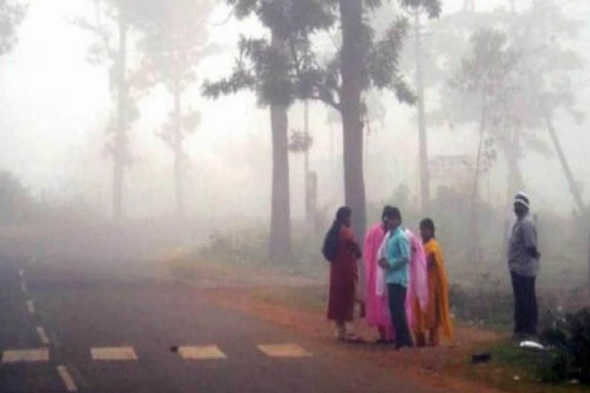 দক্ষিণবঙ্গের একাধিক জেলায় শৈত্য প্রবাহের জন্য ইতিমধ্যেই কমলা সতর্কতা জারি করা হয়েছে৷ এমনকি প্রয়োজন ছাড়া রাতে ও ভোরে বৃদ্ধ ও শিশুদের বাড়ি থেকে বার না হওয়ার পরামর্শ দেওয়া হয়েছে৷ Photo -Representative দক্ষিণবঙ্গের একাধিক জেলায় শৈত্য প্রবাহের জন্য ইতিমধ্যেই কমলা সতর্কতা জারি করা হয়েছে৷ এমনকি প্রয়োজন ছাড়া রাতে ও ভোরে বৃদ্ধ ও শিশুদের বাড়ি থেকে বার না হওয়ার পরামর্শ দেওয়া হয়েছে৷ Photo -Representative