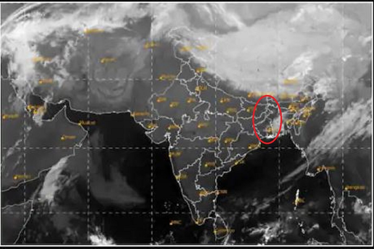 মৌসম বিভাগের জারি করা পূর্বাভাস অনুযায়ি বিহার, ঝাড়খণ্ড, পশ্চিবঙ্গ, সিকিম, নাগাল্যান্ড, মণিপুর, মিজোরাম ও ত্রিপুরার বিভিন্ন জায়গায় ৬ ও ৭ তারিখ হালকা থেকে মধ্যম বৃষ্টিপাত হবে৷ অন্যদিকে অসম, মেঘালয়, অরুণাচল প্রদেশে বজ্র বিদ্যুতের সঙ্গে প্রবল বৃষ্টি হবে৷ আজ সারা দিনে বিভিন্ন সময় কলকাতা ও দক্ষিণবঙ্গের জেলাগুলিতে বজ্রবিদ্যুতের সঙ্গে বৃষ্টি হতে থাকবে৷ মৌসম বিভাগের জারি করা পূর্বাভাস অনুযায়ি বিহার, ঝাড়খণ্ড, পশ্চিবঙ্গ, সিকিম, নাগাল্যান্ড, মণিপুর, মিজোরাম ও ত্রিপুরার বিভিন্ন জায়গায় ৬ ও ৭ তারিখ হালকা থেকে মধ্যম বৃষ্টিপাত হবে৷ অন্যদিকে অসম, মেঘালয়, অরুণাচল প্রদেশে বজ্র বিদ্যুতের সঙ্গে প্রবল বৃষ্টি হবে৷ আজ সারা দিনে বিভিন্ন সময় কলকাতা ও দক্ষিণবঙ্গের জেলাগুলিতে বজ্রবিদ্যুতের সঙ্গে বৃষ্টি হতে থাকবে৷