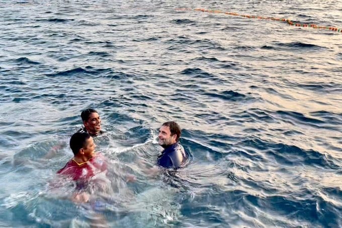এক্ষেত্রে মন্ত্রীর পাশে দাঁড়ান স্মৃতি ইরানিও। তাঁরা দু'জনেই ইতালীয় ভাষায় একাধিক ব্যঙ্গাত্মক কথা লিখে ট্যুইট করেন।এই নিয়ে সোশ্যাল মিডিয়ায় ট্রোল হতে শুরু করেছেন কংগ্রেস নেতা। তাঁকে নিয়ে একাধিক মিম ও ট্যুইট চলছে। চলছে Gif-ও।যদিও এই নিয়ে কংগ্রেসের ব্যাখ্যা- রাহুল দফতরকে মন্ত্রকের স্তরে উন্নীত করার কথা বলেছেন এক্ষেত্রে মন্ত্রীর পাশে দাঁড়ান স্মৃতি ইরানিও। তাঁরা দু'জনেই ইতালীয় ভাষায় একাধিক ব্যঙ্গাত্মক কথা লিখে ট্যুইট করেন।এই নিয়ে সোশ্যাল মিডিয়ায় ট্রোল হতে শুরু করেছেন কংগ্রেস নেতা। তাঁকে নিয়ে একাধিক মিম ও ট্যুইট চলছে। চলছে Gif-ও।যদিও এই নিয়ে কংগ্রেসের ব্যাখ্যা- রাহুল দফতরকে মন্ত্রকের স্তরে উন্নীত করার কথা বলেছেন