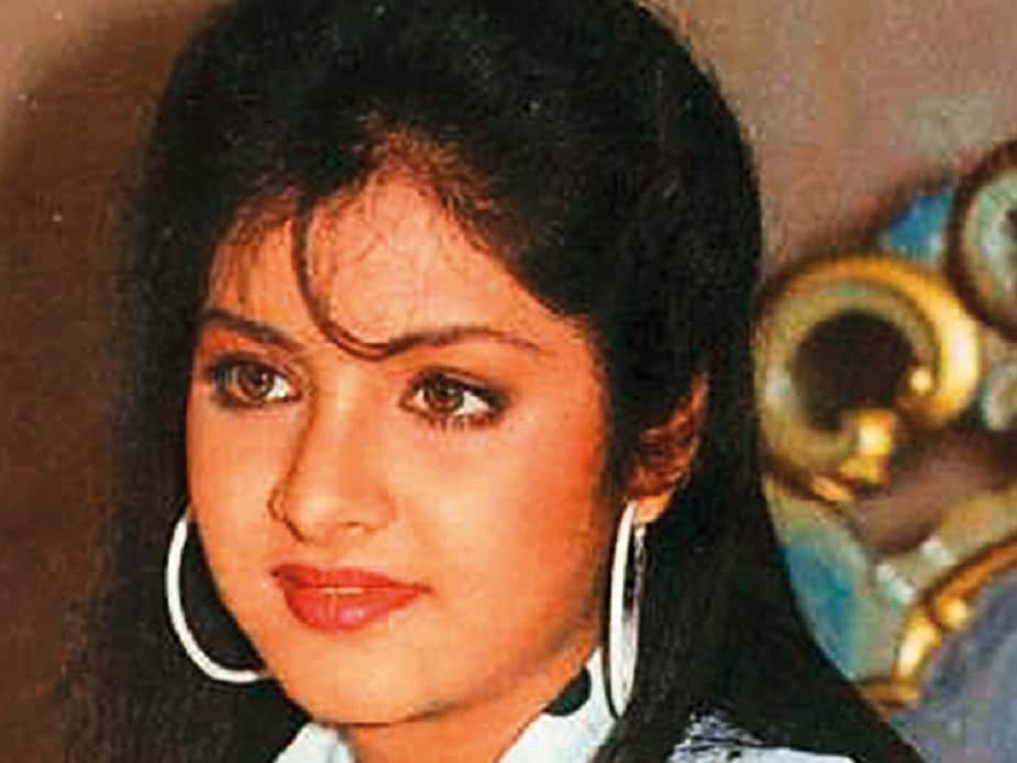 মুম্বইয়ের ভারসোভায়, একটি পাঁচ তলা বহুতল থেকে পড়ে মৃত্যু হয় দিব্যার। দাবানলের মত ছড়াতে থাকে নানা জল্পনা কল্পনা...দুর্ঘটনা না আত্মহত্যা না খুন? পুলিশি তদন্ত শুরু হয়, কিন্তু প্রমাণের অভাবে ১৯৯৮ সালে তদন্ত বন্ধ হয়ে যায়! মুম্বইয়ের ভারসোভায়, একটি পাঁচ তলা বহুতল থেকে পড়ে মৃত্যু হয় দিব্যার। দাবানলের মত ছড়াতে থাকে নানা জল্পনা কল্পনা...দুর্ঘটনা না আত্মহত্যা না খুন? পুলিশি তদন্ত শুরু হয়, কিন্তু প্রমাণের অভাবে ১৯৯৮ সালে তদন্ত বন্ধ হয়ে যায়!