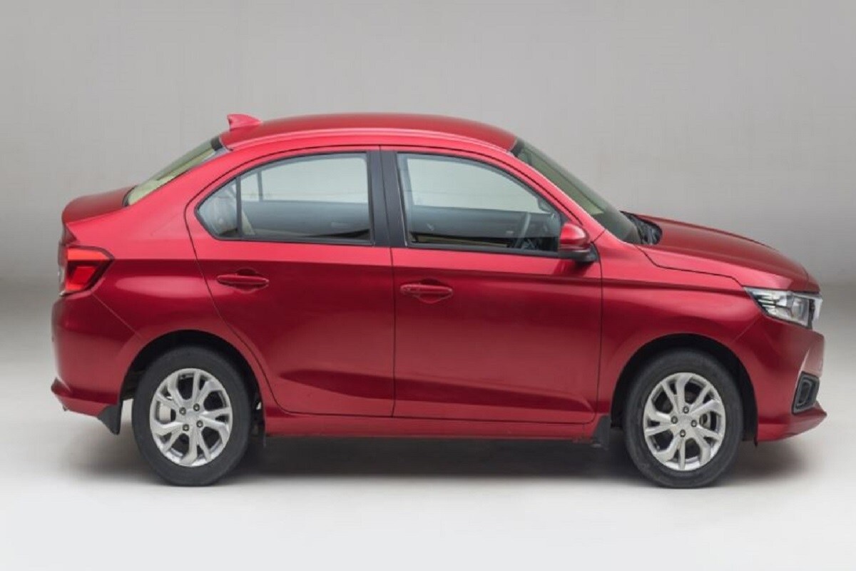 Honda Amaze-সেকেন্ড জেনারেশন Honda Amaze-এ ১৫,০০০ টাকা পর্যন্ত ক্যাশ ডিসকাউন্টের সুবিধা মিলছে। একই সঙ্গে ৪ বা ৫ বছরের এক্সটেন্ডেড ওয়ারেন্টি অফারও রয়েছে। শুধুমাত্র স্পেশ্যাল ও এক্সক্লুসিভ এডিশনে মিলছে না এই অফার। এ ক্ষেত্রে গাড়ির সমস্ত ভ্যারিয়েন্টে ১০,০০০ টাকা পর্যন্ত এক্সচেঞ্জ বোনাস মিলছে।এছাড়াও S MT ও S CVT স্পেশ্যাল এডিশনে ৭,০০০ টাকা পর্যন্ত ক্যাশ ডিসকাউন্ট রয়েছে। রয়েছে ১৫,০০০ টাকার এক্সচেঞ্জ বোনাস। এগুলির পাশাপাশি VX MT ও VX CVT এক্সক্লুসিভ এডিশনে ১২,০০০ টাকার ক্যাশ ডিসকাউন্ট মিলবে। ক্যাশ ডিসকাউন্টের পাশাপাশি ১৫,০০০ টাকা পর্যন্ত এক্সচেঞ্জ বোনাসও পাওয়া যাচ্ছে। Honda Amaze-সেকেন্ড জেনারেশন Honda Amaze-এ ১৫,০০০ টাকা পর্যন্ত ক্যাশ ডিসকাউন্টের সুবিধা মিলছে। একই সঙ্গে ৪ বা ৫ বছরের এক্সটেন্ডেড ওয়ারেন্টি অফারও রয়েছে। শুধুমাত্র স্পেশ্যাল ও এক্সক্লুসিভ এডিশনে মিলছে না এই অফার। এ ক্ষেত্রে গাড়ির সমস্ত ভ্যারিয়েন্টে ১০,০০০ টাকা পর্যন্ত এক্সচেঞ্জ বোনাস মিলছে।এছাড়াও S MT ও S CVT স্পেশ্যাল এডিশনে ৭,০০০ টাকা পর্যন্ত ক্যাশ ডিসকাউন্ট রয়েছে। রয়েছে ১৫,০০০ টাকার এক্সচেঞ্জ বোনাস। এগুলির পাশাপাশি VX MT ও VX CVT এক্সক্লুসিভ এডিশনে ১২,০০০ টাকার ক্যাশ ডিসকাউন্ট মিলবে। ক্যাশ ডিসকাউন্টের পাশাপাশি ১৫,০০০ টাকা পর্যন্ত এক্সচেঞ্জ বোনাসও পাওয়া যাচ্ছে।