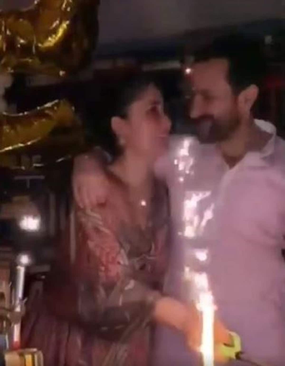 ৩) স্বামী সইফ আলি খানকে (Saif Ali Khan) স্পার্কল বলে অভিহিত করেছেন নায়িকা। খান দম্পতি যথেষ্ট জনপ্রিয়। আগের বছরে সইফের জন্মদিনের ঘরোয়া পার্টিতে এই ছবি তোলেন তাঁরা। ৩) স্বামী সইফ আলি খানকে (Saif Ali Khan) স্পার্কল বলে অভিহিত করেছেন নায়িকা। খান দম্পতি যথেষ্ট জনপ্রিয়। আগের বছরে সইফের জন্মদিনের ঘরোয়া পার্টিতে এই ছবি তোলেন তাঁরা।