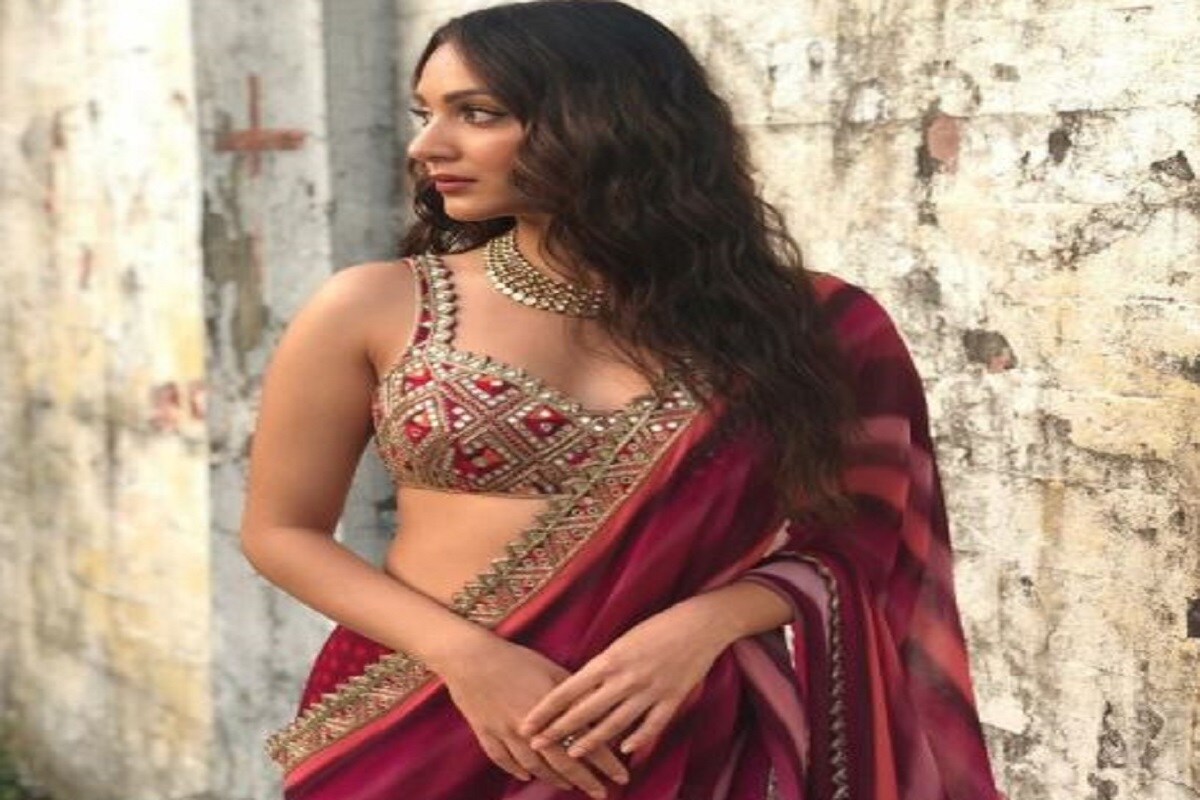 বি টাউনের অভিনেতার যা করেন যা পরেন তাতেই শুরু হয়ে যায় গসিপ৷ আসলে গসিপের (Gossip ) মালমশলা তারা সব সময়েই নিয়ে ঘোরেন৷ Photo Courtesy- Kiara Advani/Instagram বি টাউনের অভিনেতার যা করেন যা পরেন তাতেই শুরু হয়ে যায় গসিপ৷ আসলে গসিপের (Gossip ) মালমশলা তারা সব সময়েই নিয়ে ঘোরেন৷ Photo Courtesy- Kiara Advani/Instagram