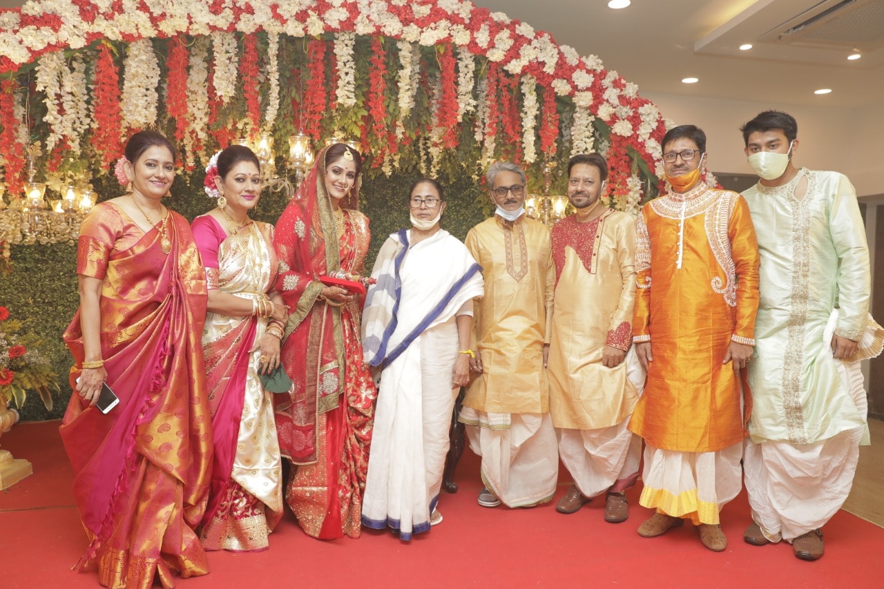 *টুকটুকে লাল ডিজাইনার বেনারসি, তার সঙ্গে সবুজ মানানসই ডিজাইনার ব্লাউজ। গা ভর্তি সোনার ভারী গয়নায় সেজেছেন অভিনেত্রী। *টুকটুকে লাল ডিজাইনার বেনারসি, তার সঙ্গে সবুজ মানানসই ডিজাইনার ব্লাউজ। গা ভর্তি সোনার ভারী গয়নায় সেজেছেন অভিনেত্রী।