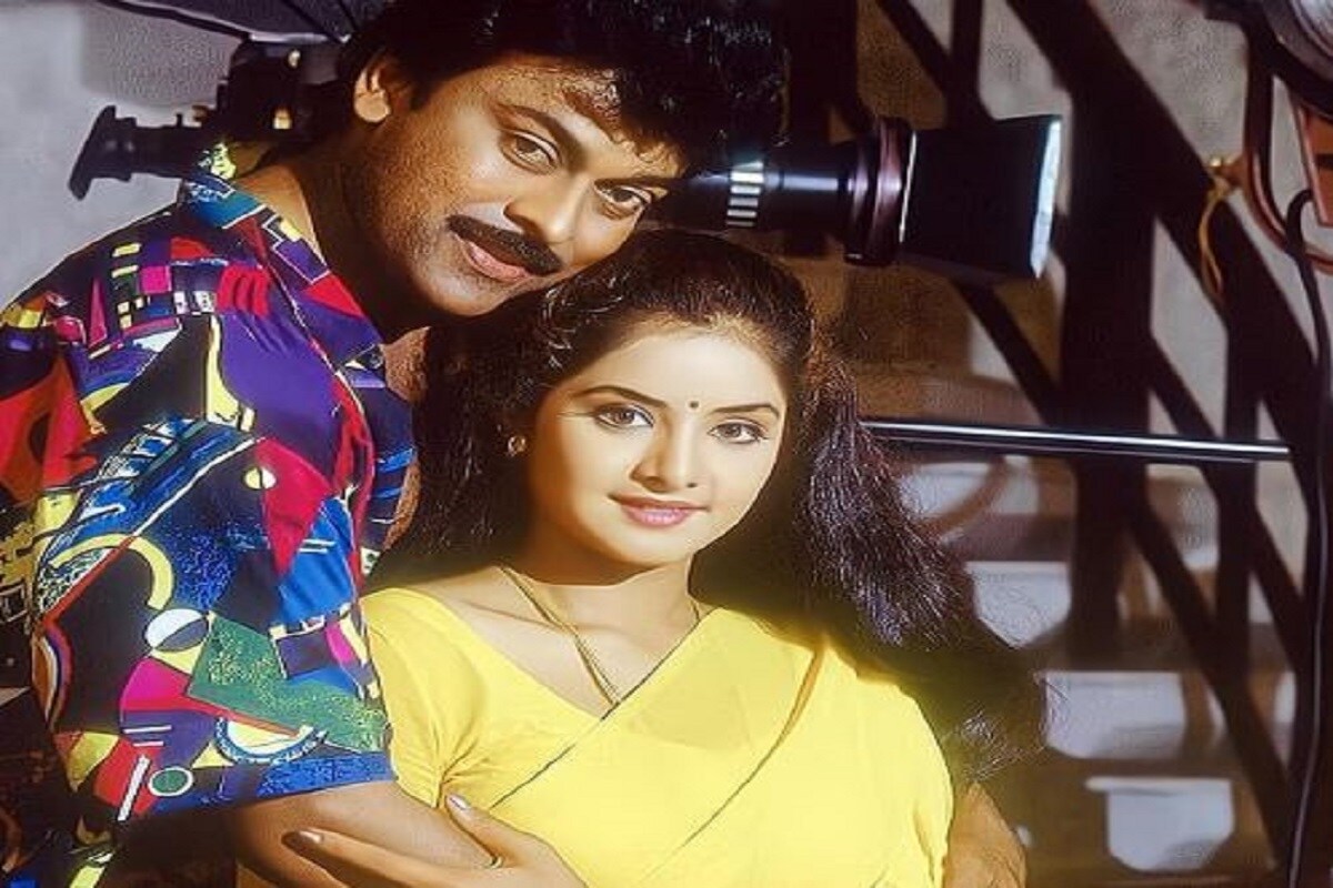 •শোলা অউর শবনম ছবির সেটে সাজিদের সঙ্গে তাঁর আলাপ৷ প্রথম দেখাতেই প্রেম৷ তখনই সাজিদকে বিয়ের ব্যাপারে মনস্থির করেন অভিনেত্রী৷ সাজিদও বিয়ের ইচ্ছে প্রকাশ করেন৷ যদিও পাত্র হিসেবে সাজিদকে পছন্দ ছিল না দিব্যার বাবার৷ তাই লুকিয়ে ১৮এ পা দেওয়া মাত্রই সাজিদকে বিয়ে করেন নায়িকা৷ কিন্তু কাউকে কিছু বুঝতে দেননি৷ •শোলা অউর শবনম ছবির সেটে সাজিদের সঙ্গে তাঁর আলাপ৷ প্রথম দেখাতেই প্রেম৷ তখনই সাজিদকে বিয়ের ব্যাপারে মনস্থির করেন অভিনেত্রী৷ সাজিদও বিয়ের ইচ্ছে প্রকাশ করেন৷ যদিও পাত্র হিসেবে সাজিদকে পছন্দ ছিল না দিব্যার বাবার৷ তাই লুকিয়ে ১৮এ পা দেওয়া মাত্রই সাজিদকে বিয়ে করেন নায়িকা৷ কিন্তু কাউকে কিছু বুঝতে দেননি৷