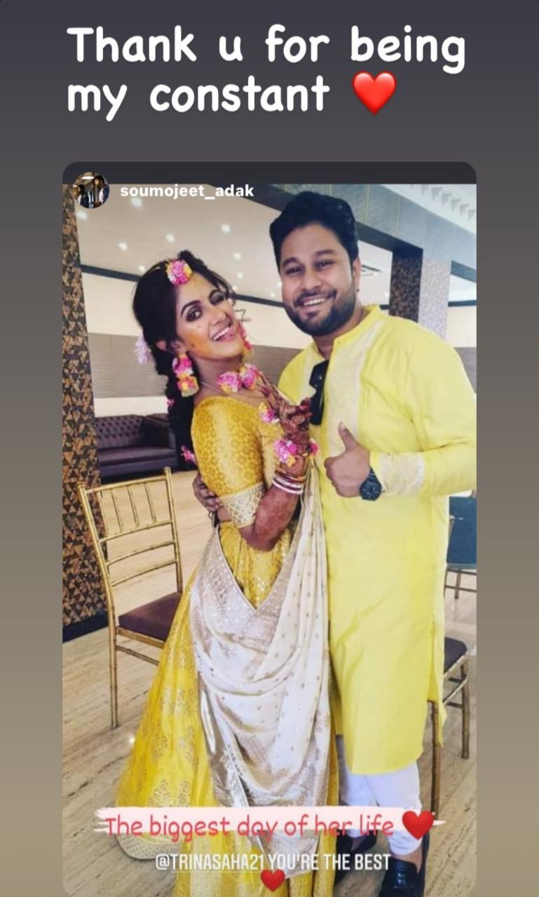 *ফুলের গয়নায় সেজেছেন তৃণা। পরনে হলুদ এবং সাদার মিশেলে লেহেঙ্গা। নীল হলুদ পাঞ্জাবিতে। ওপরে স্ত্রীর সঙ্গে মিলিয়ে সাদা নেহরু কোর্ট। ছবি: ইনস্টাগ্রাম। *ফুলের গয়নায় সেজেছেন তৃণা। পরনে হলুদ এবং সাদার মিশেলে লেহেঙ্গা। নীল হলুদ পাঞ্জাবিতে। ওপরে স্ত্রীর সঙ্গে মিলিয়ে সাদা নেহরু কোর্ট। ছবি: ইনস্টাগ্রাম।
