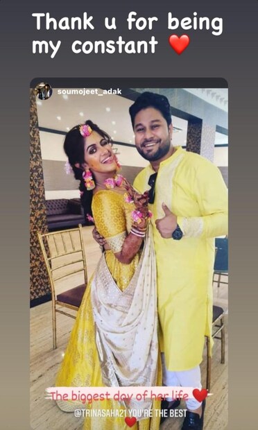*ফুলের গয়নায় সেজেছেন তৃণা। পরনে হলুদ এবং সাদার মিশেলে লেহেঙ্গা। নীল হলুদ পাঞ্জাবিতে। ওপরে স্ত্রীর সঙ্গে মিলিয়ে সাদা নেহরু কোর্ট। ছবি: ইনস্টাগ্রাম।