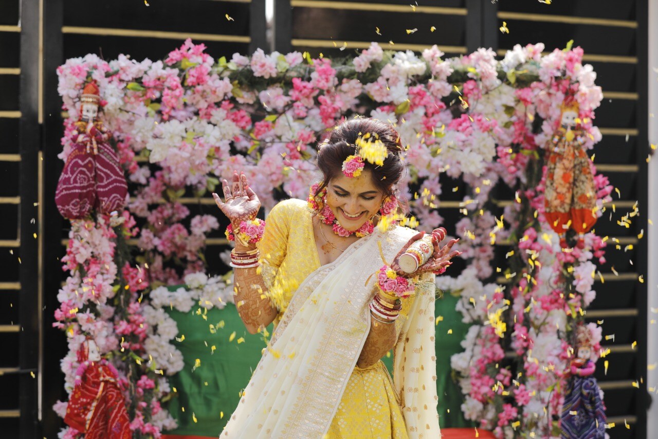*নীল-তৃণার রিসেপশন অবশ্য ১৪ ফেব্রিয়ারি। ভালবাসার দিনটিতেই রাজকীয় রিসেপশনের আয়োজন করেছেন তাঁরা। সেখানে পরিবারের সদদ্যদের পাশাপাশি থাকবেন টলিউডের পরিচিত মুখেরা। *নীল-তৃণার রিসেপশন অবশ্য ১৪ ফেব্রিয়ারি। ভালবাসার দিনটিতেই রাজকীয় রিসেপশনের আয়োজন করেছেন তাঁরা। সেখানে পরিবারের সদদ্যদের পাশাপাশি থাকবেন টলিউডের পরিচিত মুখেরা।