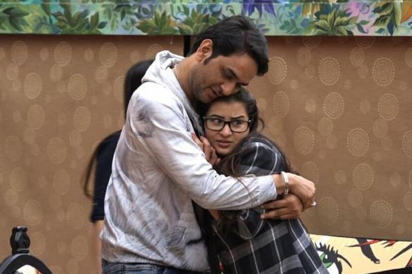 ৬) শেষের যে আলিঙ্গন দৃশ্যটি ভোলার নয়, সেটি যদিও বলিউডের নয়, তবু মনে রাখার মতোই। বিগ বস ১১-তে একে অপরের নাম শুনে তেলে-বেগুনে জ্বলে ওঠা শিল্পা শিন্দে (Shilpa Shinde) আর বিকাশ গুপ্তা (Vikas Gupta) পরস্পরকে জড়িয়ে ধরেন ক্যামেরার সামনে।
