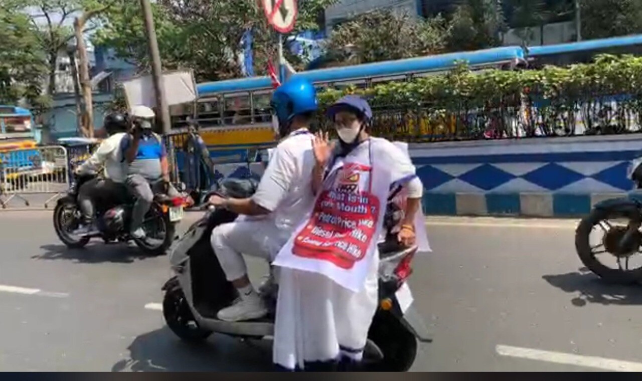 *নবান্নে যাওয়ার সময় পুর ও নগরোন্নয়ন মন্ত্রী ফিরহাদ হাকিমের স্কুটিতে বসেই গিয়েছিলেন, কিন্তু ফেরার সময় দেখা গেল এক্কেবারে অন্য এক ছবি। *নবান্নে যাওয়ার সময় পুর ও নগরোন্নয়ন মন্ত্রী ফিরহাদ হাকিমের স্কুটিতে বসেই গিয়েছিলেন, কিন্তু ফেরার সময় দেখা গেল এক্কেবারে অন্য এক ছবি।