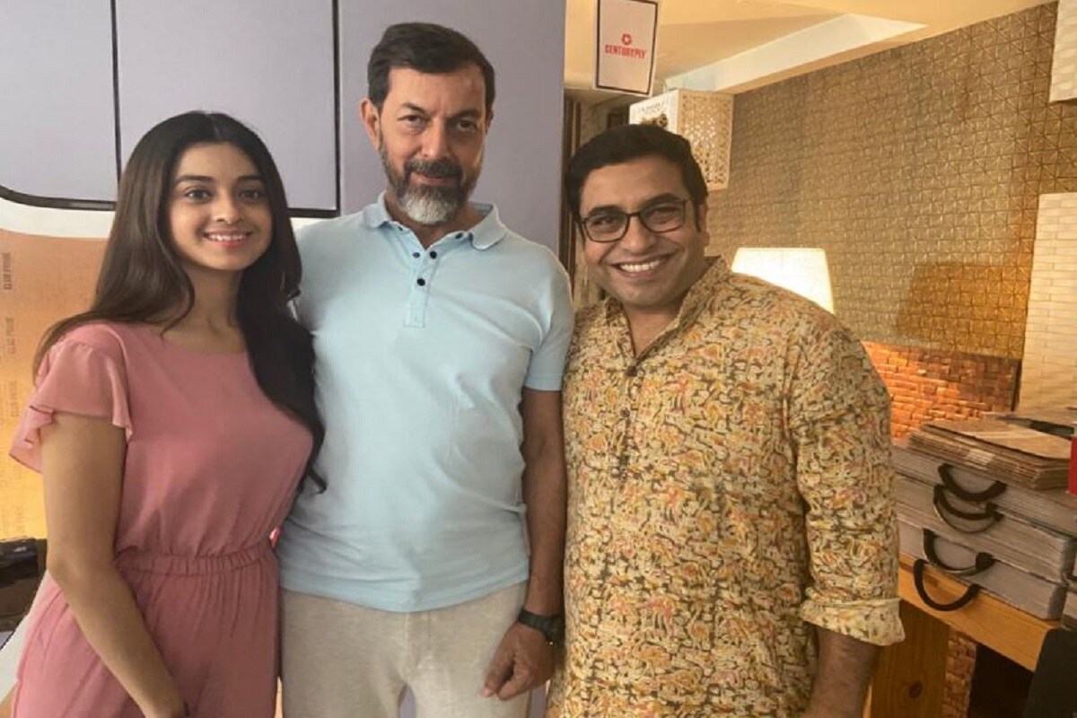 •একটি বিজ্ঞাপন শ্যুট করলেন রজত কাপুর। এই বিজ্ঞাপনটি পরিচালনা করেছেন ধ্রুব বন্দ্যোপাধ্যায়। সম্প্রতি 'গোলন্দাজ'-এর শ্যুটিং শেষ করেছেন ধ্রুব। একদিকে দেবের সঙ্গে স্পোর্টস ফিল্ম। এরই মধ্যে রজত কাপুর এর সঙ্গে বিজ্ঞাপন শ্যুট করলেন তিনি। •একটি বিজ্ঞাপন শ্যুট করলেন রজত কাপুর। এই বিজ্ঞাপনটি পরিচালনা করেছেন ধ্রুব বন্দ্যোপাধ্যায়। সম্প্রতি 'গোলন্দাজ'-এর শ্যুটিং শেষ করেছেন ধ্রুব। একদিকে দেবের সঙ্গে স্পোর্টস ফিল্ম। এরই মধ্যে রজত কাপুর এর সঙ্গে বিজ্ঞাপন শ্যুট করলেন তিনি।
