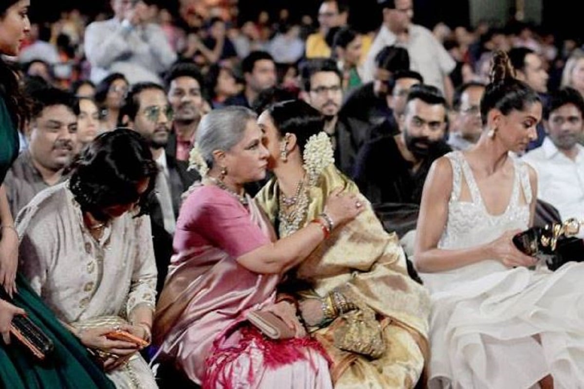 ৩) জয়া বচ্চন (Jaya Bachchan) আর রেখার (Rekha) মধ্যে যে মুখ দেখাদেখি নেই, সেটা আপামর ভারতীয় জানেন। কেন নেই, সেটাও জানেন। ২০১০ সালে সবাইকে চমকে দিয়ে পরস্পরকে আলিঙ্গন করেন দুই নায়িকা। ৩) জয়া বচ্চন (Jaya Bachchan) আর রেখার (Rekha) মধ্যে যে মুখ দেখাদেখি নেই, সেটা আপামর ভারতীয় জানেন। কেন নেই, সেটাও জানেন। ২০১০ সালে সবাইকে চমকে দিয়ে পরস্পরকে আলিঙ্গন করেন দুই নায়িকা।