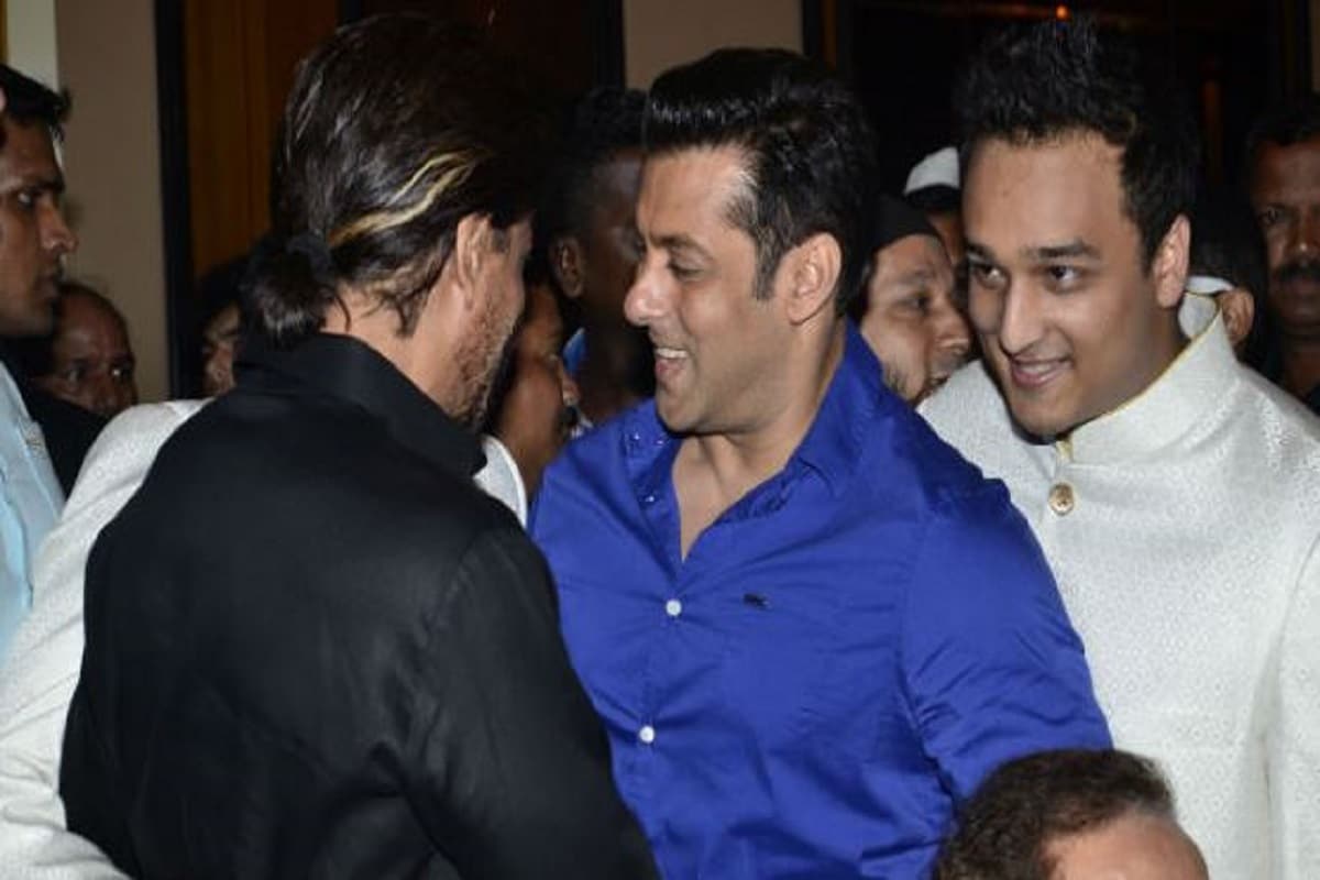 ১) ২০১৪ সালের বিখ্যাত দৃশ্য। সলমন খান (Salman Khan) ও শাহরুখ খানের (Shah Rukh Khan) মধ্যে পেশাগত ও ব্যক্তিগত মনোমালিন্য অনেক দিনের। আর সেই সব ভুলে তাঁরা পরস্পরকে জড়িয়ে ধরেন। ১) ২০১৪ সালের বিখ্যাত দৃশ্য। সলমন খান (Salman Khan) ও শাহরুখ খানের (Shah Rukh Khan) মধ্যে পেশাগত ও ব্যক্তিগত মনোমালিন্য অনেক দিনের। আর সেই সব ভুলে তাঁরা পরস্পরকে জড়িয়ে ধরেন।