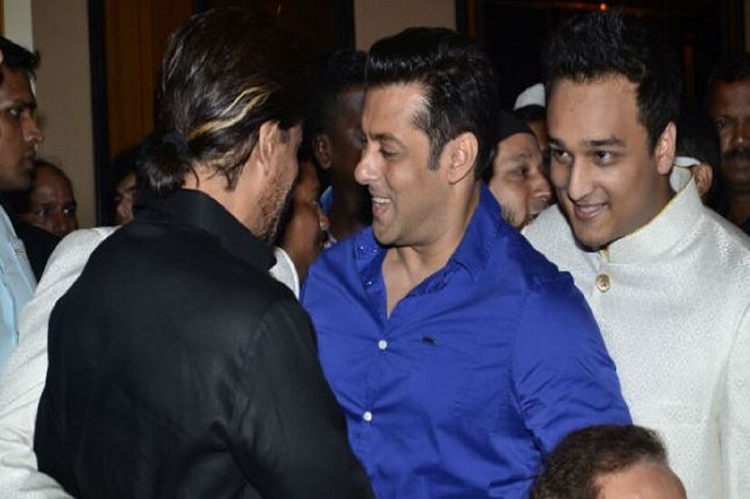 ১) ২০১৪ সালের বিখ্যাত দৃশ্য। সলমন খান (Salman Khan) ও শাহরুখ খানের (Shah Rukh Khan) মধ্যে পেশাগত ও ব্যক্তিগত মনোমালিন্য অনেক দিনের। আর সেই সব ভুলে তাঁরা পরস্পরকে জড়িয়ে ধরেন।