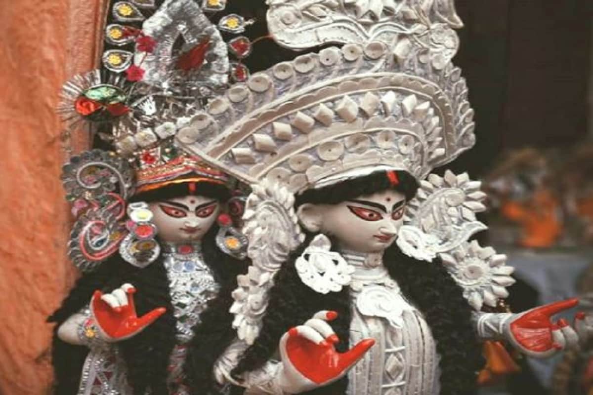 কিন্তু এই সব কারণ দূরে সরিয়ে রেখে আমাদের এবার আসতে হবে ঋতুবৈচিত্র্যে। দেবীর বাৎসরিক পূজার তিথিটি নির্দিষ্ট হয়েছে বসন্তকালের পঞ্চমীতে। বসন্তের আগমনে প্রকৃতি পুষ্পে, শস্যে সমৃদ্ধ হয়, যার অনেকাংশ জুড়ে থাকে হলুদ রং। সেই জন্যই হলুদ রংকে বসন্ত ঋতুর সাদৃশ্যে বাসন্তী বলে অভিহিত করা হয়ে থাকে। দেবীর পূজার এই তিথিমাহাত্ম্য স্মরণে রেখেও বাসন্তী রঙের পোশাক পরা হয় সরস্বতীর আরাধনায়। কিন্তু এই সব কারণ দূরে সরিয়ে রেখে আমাদের এবার আসতে হবে ঋতুবৈচিত্র্যে। দেবীর বাৎসরিক পূজার তিথিটি নির্দিষ্ট হয়েছে বসন্তকালের পঞ্চমীতে। বসন্তের আগমনে প্রকৃতি পুষ্পে, শস্যে সমৃদ্ধ হয়, যার অনেকাংশ জুড়ে থাকে হলুদ রং। সেই জন্যই হলুদ রংকে বসন্ত ঋতুর সাদৃশ্যে বাসন্তী বলে অভিহিত করা হয়ে থাকে। দেবীর পূজার এই তিথিমাহাত্ম্য স্মরণে রেখেও বাসন্তী রঙের পোশাক পরা হয় সরস্বতীর আরাধনায়।
