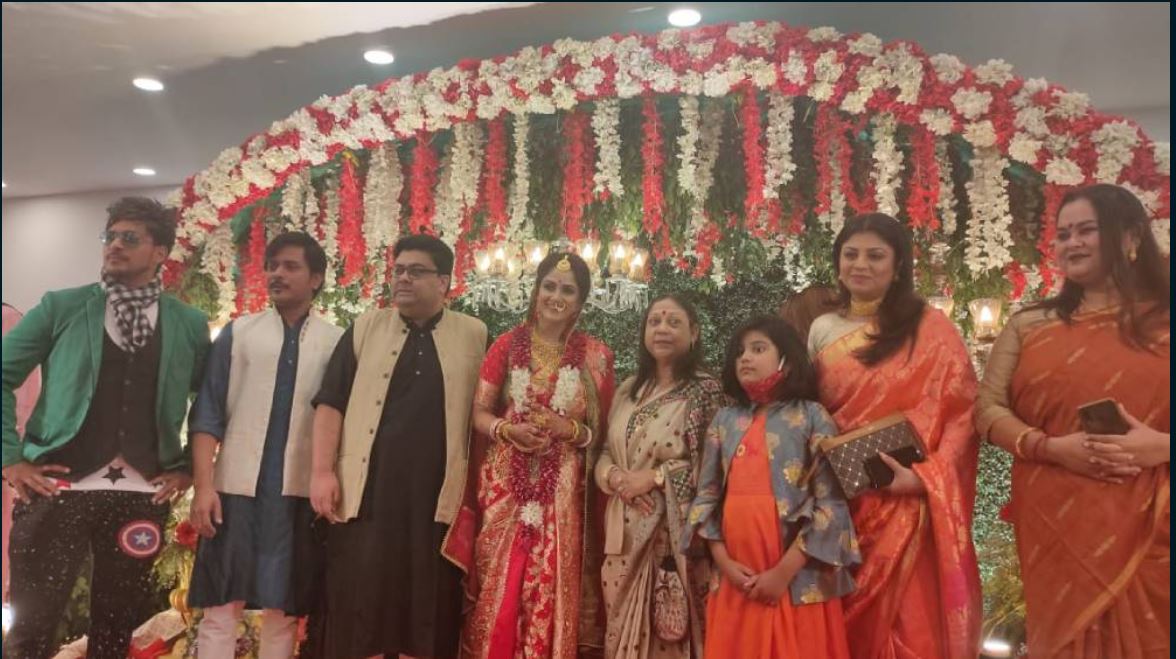 বিয়ের অন্যতম আকর্ষণ ‘খড়কুটো’ পরিবার। পুটু পিসি (সোহিনী সেনগুপ্ত), পটকা (অম্বরীশ ভট্টাচার্য), রূপাঞ্জন (রাজা গোস্বামী), ঋজু (দেবোত্তম মজুমদার), মিষ্টি (রাজন্যা ঘোষ) আর বড় মা (রত্না ঘোষাল), পটকার স্ত্রী (জয়শ্রী মুখোপাধ্যায়) বিয়ের অন্যতম আকর্ষণ ‘খড়কুটো’ পরিবার। পুটু পিসি (সোহিনী সেনগুপ্ত), পটকা (অম্বরীশ ভট্টাচার্য), রূপাঞ্জন (রাজা গোস্বামী), ঋজু (দেবোত্তম মজুমদার), মিষ্টি (রাজন্যা ঘোষ) আর বড় মা (রত্না ঘোষাল), পটকার স্ত্রী (জয়শ্রী মুখোপাধ্যায়)