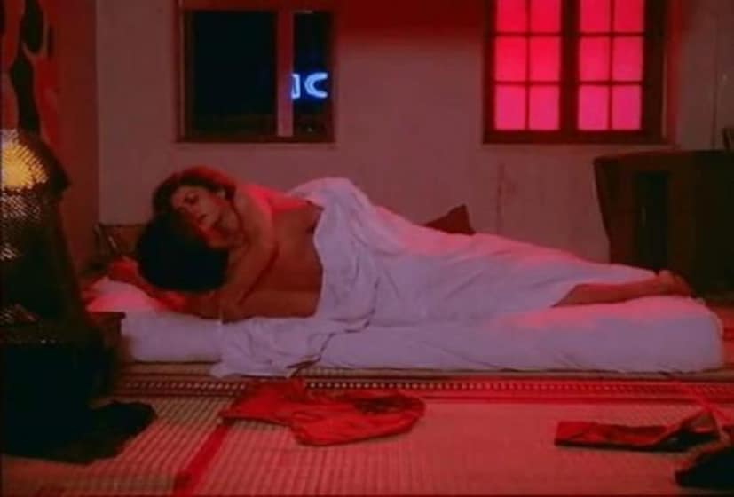 মায়া মেমসাব: গুস্তাবে ফ্লবার্টের উপন্যাস মাদাম বোভারি অবলম্বনে তৈরি মায়া মেমসাবে পর্দায় নগ্নতা তুলে ধরেছিলেন দীপা সাহি। ছবিতে ছিলেন বলিটাউনের বাদশা শাহরুখ খানও।