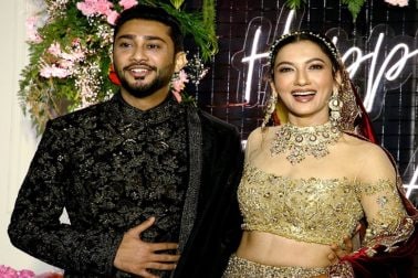 গত ২৫ ডিসেম্বর বিয়ে করেছেন অভিনেত্রী গওহর খান ও জায়েদ দরবার। তবে বাবা মারা যাওয়ার কারণে হয়তো এ বছর এই জুটিকে হোলি খেলতে দেখা যাবে না। গত ২৫ ডিসেম্বর বিয়ে করেছেন অভিনেত্রী গওহর খান ও জায়েদ দরবার। তবে বাবা মারা যাওয়ার কারণে হয়তো এ বছর এই জুটিকে হোলি খেলতে দেখা যাবে না।