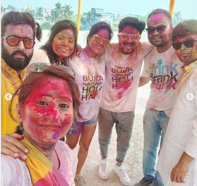 রানি মার নাত-জামাই। হৃদে সকলকেই দেখা গেল এই রঙের উৎসবে।