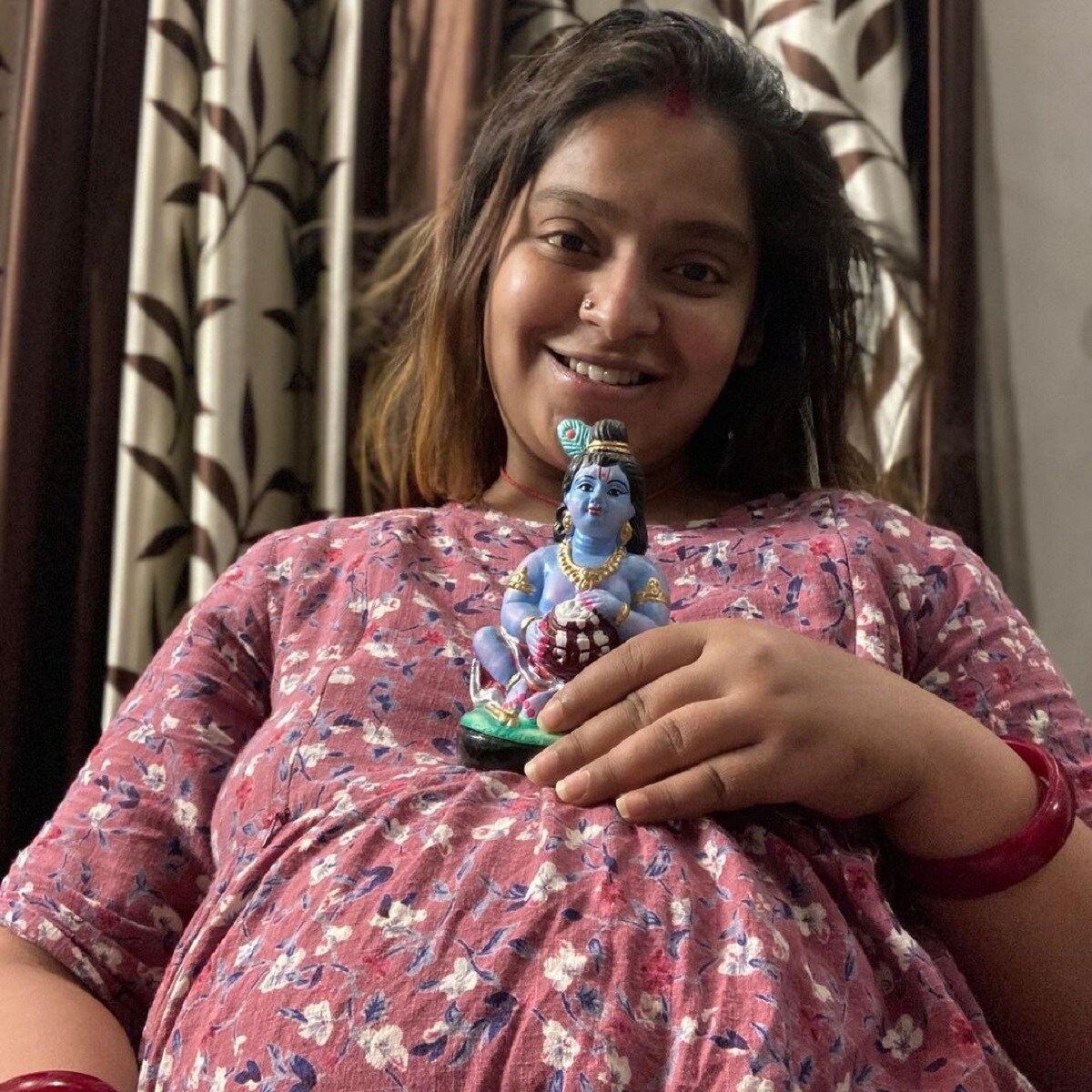 আর মাত্র স্বল্প সময়ের ব্যবধান ৷ রাজা-মধুবনীর ঘর আলো করে আসবে সন্তান ৷ তাঁর প্রতীক্ষায় রয়েছেন এই সেলিব্রিটি দম্পতি ৷ ভগবানের উপরেই সব ভরসা নায়িকার। তাঁর আরাধ্য ভগবান শ্রীকৃষ্ণের কাছেই নিজের মন প্রাণ দিয়ে প্রার্থণা করছেন তিনি। photo source Instagram আর মাত্র স্বল্প সময়ের ব্যবধান ৷ রাজা-মধুবনীর ঘর আলো করে আসবে সন্তান ৷ তাঁর প্রতীক্ষায় রয়েছেন এই সেলিব্রিটি দম্পতি ৷ ভগবানের উপরেই সব ভরসা নায়িকার। তাঁর আরাধ্য ভগবান শ্রীকৃষ্ণের কাছেই নিজের মন প্রাণ দিয়ে প্রার্থণা করছেন তিনি। photo source Instagram