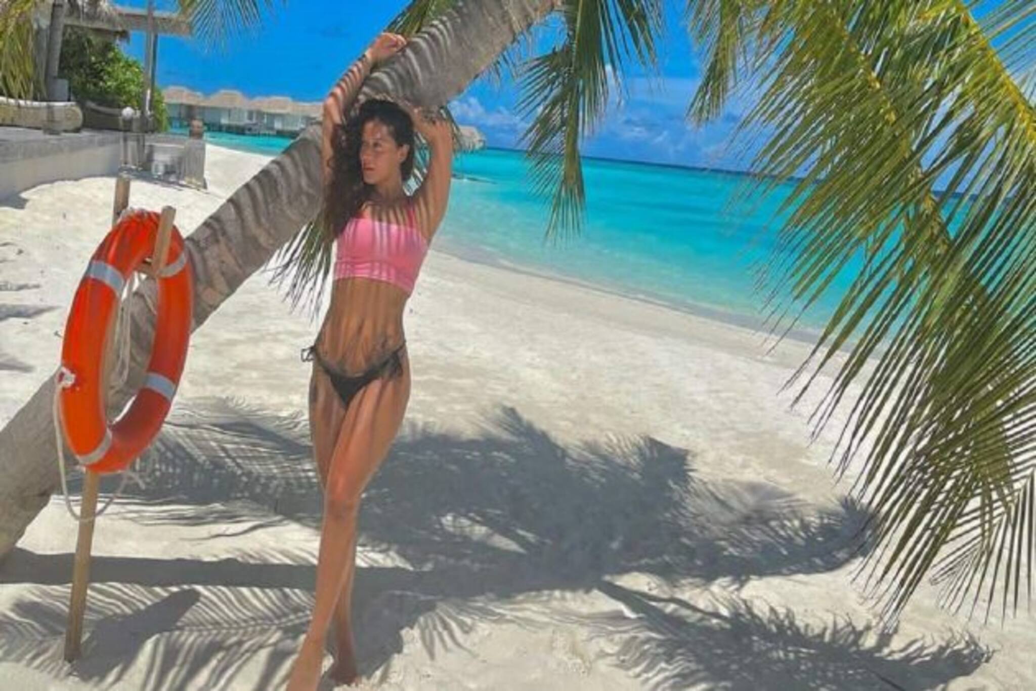 মলদ্বীপের সমুদ্রে বিকিনি ঝড়! জ্যাকি-কন্যা কৃষ্ণা শ্রফের শরীরী আবেদনের ছবি ভাইরাল