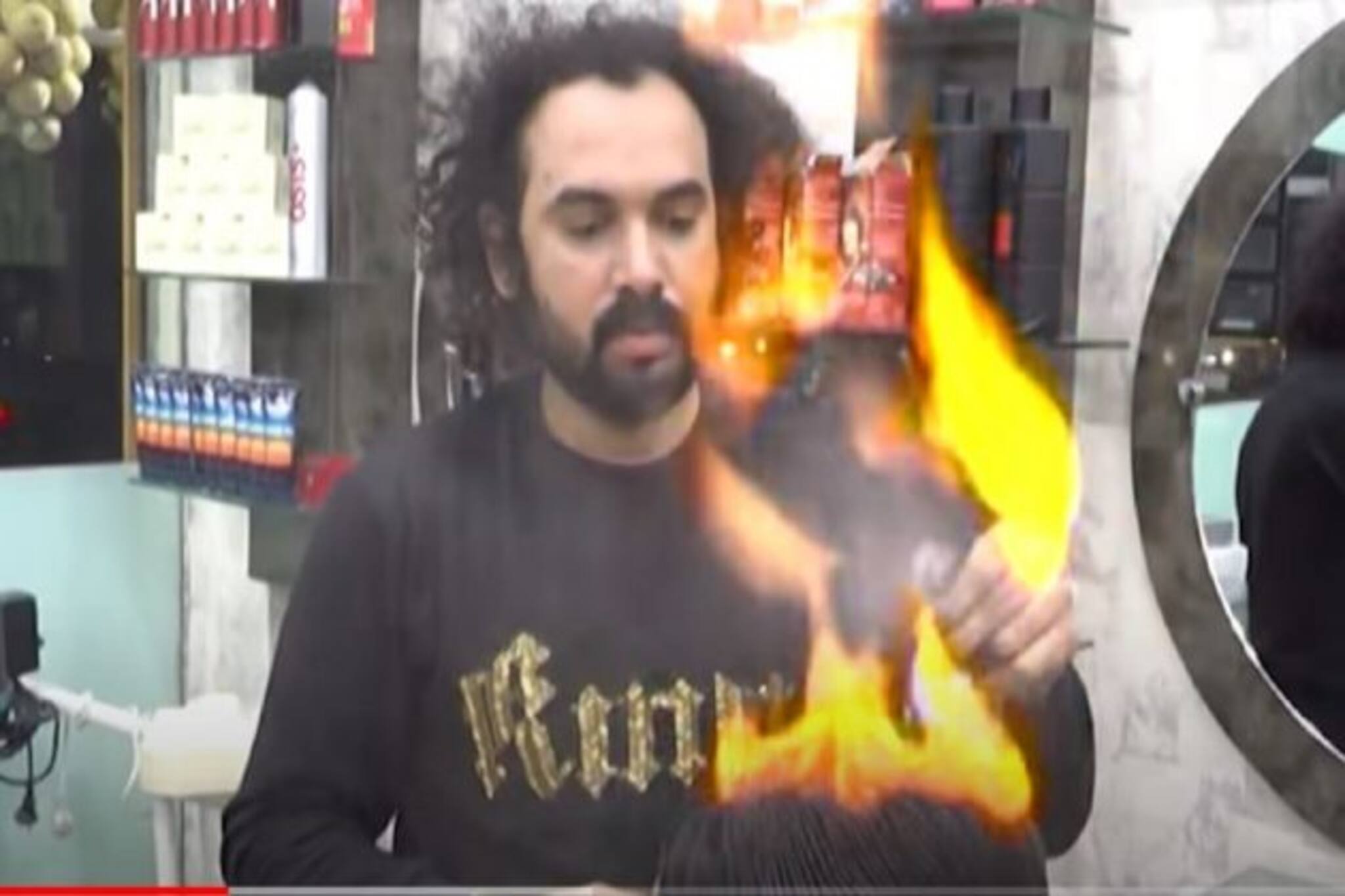 Viralvideo: মাথায় আগুন ধরিয়ে, হাতুড়ি দিয়ে চুল কাটছেন পাকিস্তানের নাপিত !