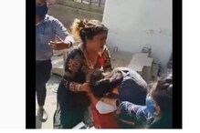 মাস্ক পরতে বলায় ক্ষেপলেন মহিলা! বেধড়ক মারলেন কোভিড ডিউটিরত মহিলা মার্শালকে মাস্ক পরতে বলায় ক্ষেপলেন মহিলা! বেধড়ক মারলেন কোভিড ডিউটিরত মহিলা মার্শালকে