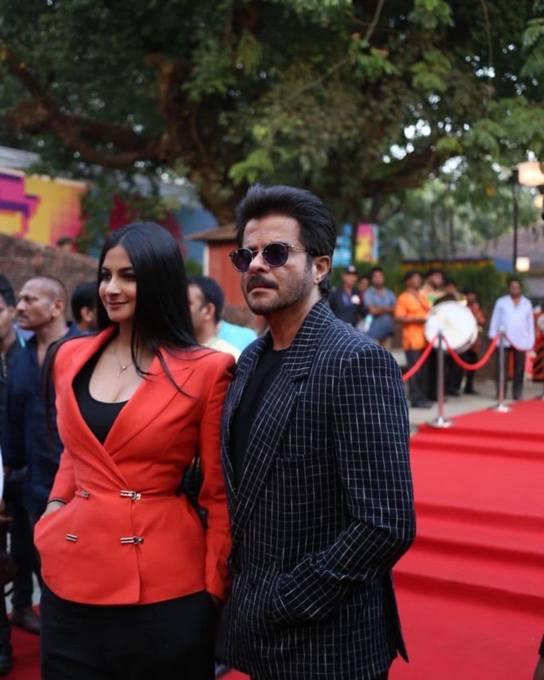 • নায়িকা হিসাবে বলিউডে কোনও দিনই পা রাখেননি রিয়া কাপুর । কিন্তু নিজ-গুণেই তিনি জনপ্রিয় । নিজে শুধু অসাধারণ সৌন্দর্য্যের অধিকারী বলেই নন, তিনি বিখ্যাত ফ্যাশন ডিজাইনারও বটে । ছবি-ইনস্টাগ্রাম । • নায়িকা হিসাবে বলিউডে কোনও দিনই পা রাখেননি রিয়া কাপুর । কিন্তু নিজ-গুণেই তিনি জনপ্রিয় । নিজে শুধু অসাধারণ সৌন্দর্য্যের অধিকারী বলেই নন, তিনি বিখ্যাত ফ্যাশন ডিজাইনারও বটে । ছবি-ইনস্টাগ্রাম ।
