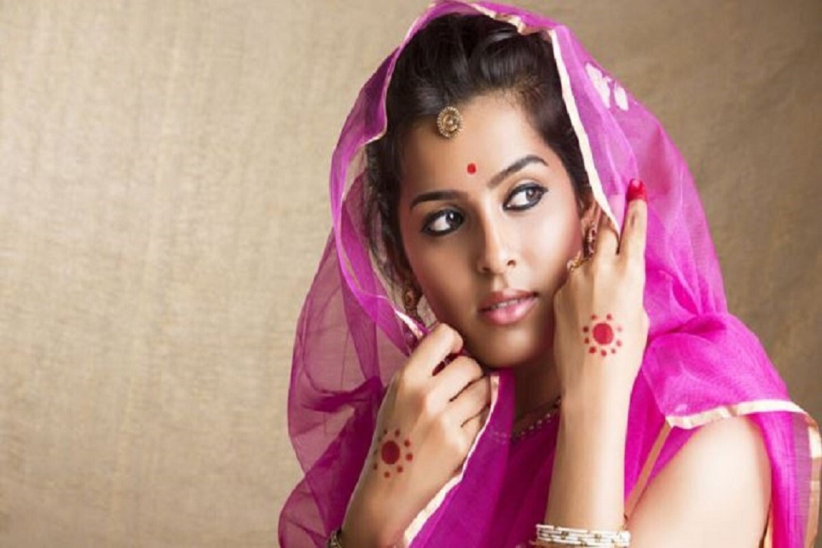 ভারতীয় সমাজ এতটাই রক্ষণশীল যে এখানে একটা নির্দিষ্ট এক্তিয়ার রয়েছে শুধু যেটুকুর মধ্যেই যৌনতা বা শারীরিক মিলন সংক্রান্ত সমস্যা নিয়ে আলোচনা হয় ৷ ফলে বেশিরভাগ মানুষের মধ্যেই এত বিষয়টা নিয়ে প্রকৃত ধারণা নেই ৷ আর ভুল ধারণা নিয়ে আজীবন তাঁরা চলতে থাকেন ৷ কিন্তু সময় এসেছে তার থেকে বেরিয়ে আসার ৷ Photo- Representive ভারতীয় সমাজ এতটাই রক্ষণশীল যে এখানে একটা নির্দিষ্ট এক্তিয়ার রয়েছে শুধু যেটুকুর মধ্যেই যৌনতা বা শারীরিক মিলন সংক্রান্ত সমস্যা নিয়ে আলোচনা হয় ৷ ফলে বেশিরভাগ মানুষের মধ্যেই এত বিষয়টা নিয়ে প্রকৃত ধারণা নেই ৷ আর ভুল ধারণা নিয়ে আজীবন তাঁরা চলতে থাকেন ৷ কিন্তু সময় এসেছে তার থেকে বেরিয়ে আসার ৷ Photo- Representive