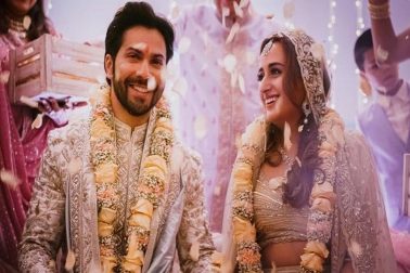 ২০২০-তে করোনার প্রথম মাথাচারা দেওয়ার ফলে বি-টাউনের ছবির কাজ পিছিয়ে যাওয়ার পাশাপাশি, বহু তারকা জুটির বিয়েও পিছিয়ে গিয়েছিল। যদিও ২০২১ আসতেই এই তারকারা চারহাত এক করে ফেলেছেন। কোভিডের গাইডলাইন মেনে খুবই কম জাঁকচমকে বিয়ে সেরেছেন এঁরা। তালিকায় বলিউড অভিনেতা থেকে গানের জগতের অনেকেই রয়েছেন। গত ২৪ জানুয়ারি, ২০২১ বিয়ে করেছেন বলি তারকা বরুণ ধাওয়ার ও তাঁর দীর্ঘদিনের গার্লফ্রেন্ড নাতাশা দালাল। এই বছরই তাঁদের প্রথম দম্পতি হিসেবে প্রথম হোলি। ২০২০-তে করোনার প্রথম মাথাচারা দেওয়ার ফলে বি-টাউনের ছবির কাজ পিছিয়ে যাওয়ার পাশাপাশি, বহু তারকা জুটির বিয়েও পিছিয়ে গিয়েছিল। যদিও ২০২১ আসতেই এই তারকারা চারহাত এক করে ফেলেছেন। কোভিডের গাইডলাইন মেনে খুবই কম জাঁকচমকে বিয়ে সেরেছেন এঁরা। তালিকায় বলিউড অভিনেতা থেকে গানের জগতের অনেকেই রয়েছেন। গত ২৪ জানুয়ারি, ২০২১ বিয়ে করেছেন বলি তারকা বরুণ ধাওয়ার ও তাঁর দীর্ঘদিনের গার্লফ্রেন্ড নাতাশা দালাল। এই বছরই তাঁদের প্রথম দম্পতি হিসেবে প্রথম হোলি।
