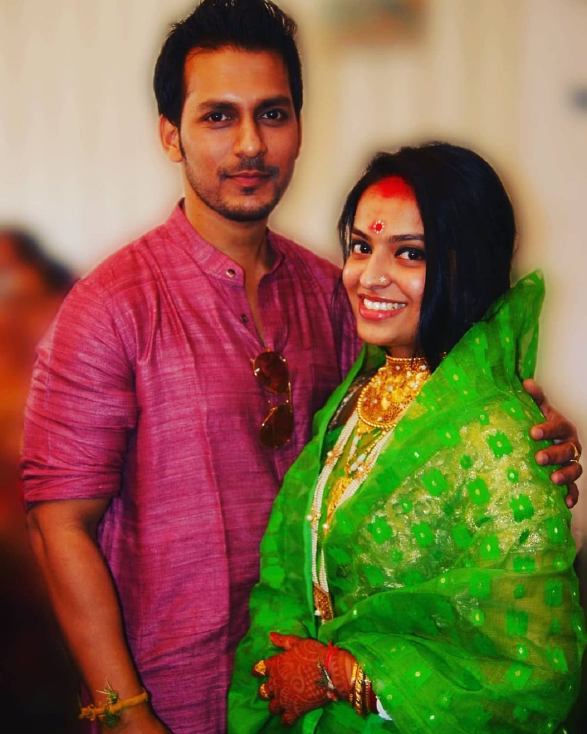 •স্বামী রাজার সঙ্গে গুছিয়ে সংসার করছেন মধুবনী৷ আপাতত তিনি অভিনয় থেকে বিরতি নিলেও, নিজের বিউটি পার্লার শুরু করেছেন৷ গত বছর দুর্গাপুজোর আগেই নতুন ব্যবসা শুরু করেন মধুবনী৷ সবসময় পাশে পেয়েছেন তাঁর স্বামীকে৷ রাজার সমর্থন রয়েছে তাঁর সঙ্গে৷ ধীরে ধীরে নিজের ব্যবসা হাত পাকাচ্ছেন মধুবনী৷ •স্বামী রাজার সঙ্গে গুছিয়ে সংসার করছেন মধুবনী৷ আপাতত তিনি অভিনয় থেকে বিরতি নিলেও, নিজের বিউটি পার্লার শুরু করেছেন৷ গত বছর দুর্গাপুজোর আগেই নতুন ব্যবসা শুরু করেন মধুবনী৷ সবসময় পাশে পেয়েছেন তাঁর স্বামীকে৷ রাজার সমর্থন রয়েছে তাঁর সঙ্গে৷ ধীরে ধীরে নিজের ব্যবসা হাত পাকাচ্ছেন মধুবনী৷