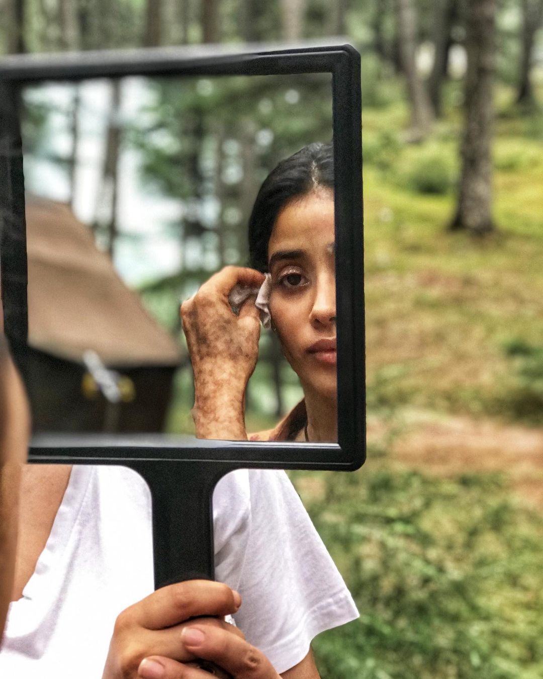 • পরিচালক হার্দিক মেহতা নাকি জাহ্নবীর ১০টি লুক দেখার পর রুহির লুকটি চূড়ান্ত করেছিলেন । প্রত্যেকদিন শ্যুটিংয়ের আগে ২ ঘণ্টা ধরে সেই মেকআপ করতেন জাহ্নবী । ছবি-ইনস্টাগ্রাম । • পরিচালক হার্দিক মেহতা নাকি জাহ্নবীর ১০টি লুক দেখার পর রুহির লুকটি চূড়ান্ত করেছিলেন । প্রত্যেকদিন শ্যুটিংয়ের আগে ২ ঘণ্টা ধরে সেই মেকআপ করতেন জাহ্নবী । ছবি-ইনস্টাগ্রাম ।