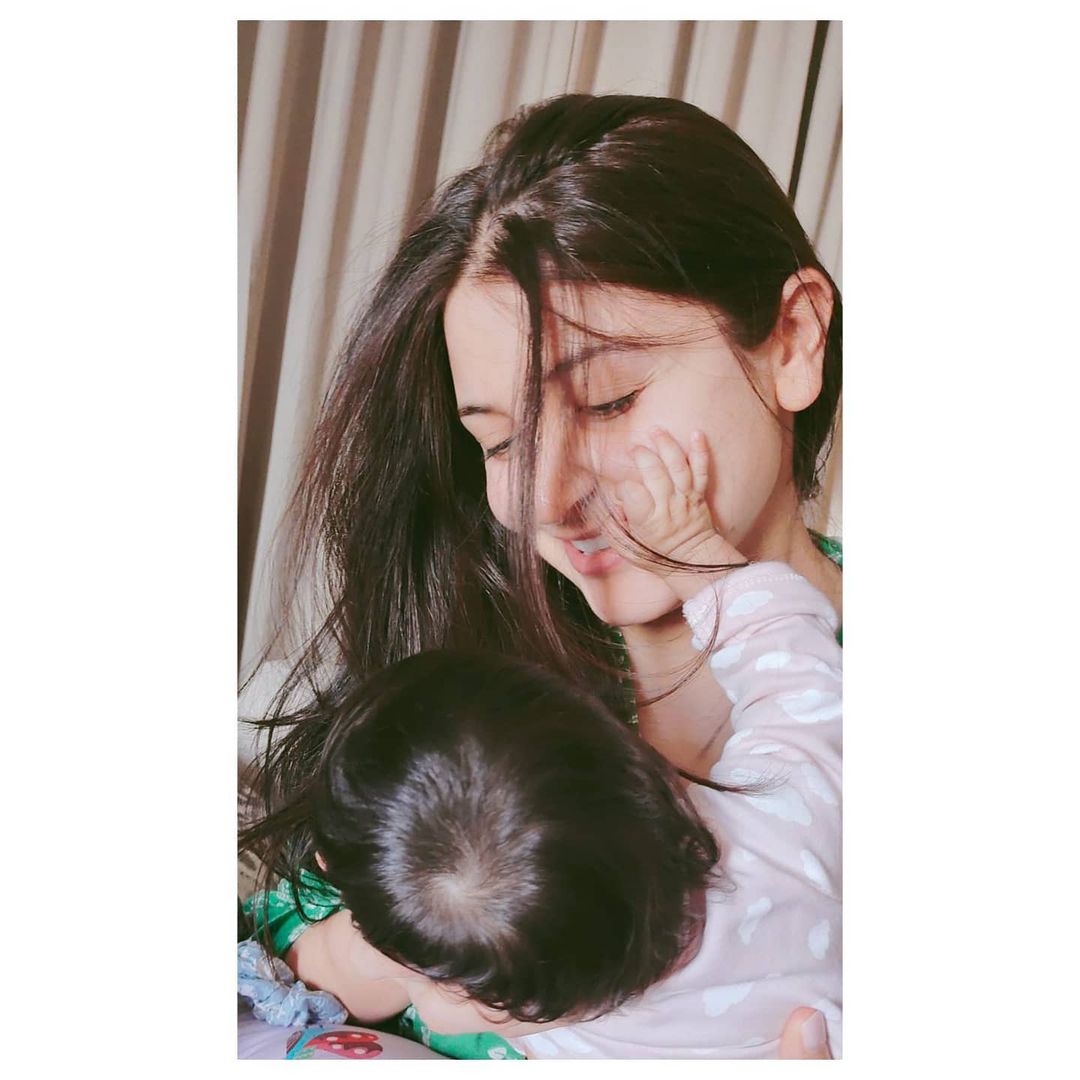 • দেখতে দেখতে মেয়র বয়সও ২ মাস হয়ে গেল । গতকাল ছিল ১১ মার্চ । ভামিকার ২ মাস পূর্তি সেলিব্রেট করলেন বিরুষ্কা । সে খবরও জানালেন সোশ্যাল মিডিয়ায় । ছবি-ইনস্টাগ্রাম । • দেখতে দেখতে মেয়র বয়সও ২ মাস হয়ে গেল । গতকাল ছিল ১১ মার্চ । ভামিকার ২ মাস পূর্তি সেলিব্রেট করলেন বিরুষ্কা । সে খবরও জানালেন সোশ্যাল মিডিয়ায় । ছবি-ইনস্টাগ্রাম ।