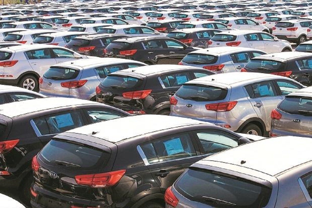 ভেইকেল স্ক্র্যাপ (Vehicle Scrap) বা বাতিল নিয়মের অন্তর্গত পদক্ষেপ গ্রহণ করেছে কেন্দ্রীয় সরকার এই জন্যই একটি খসড়া আইন প্রণয়ন করেছে ৷ এই খসড়া আইনের অন্তর্গত এই স্ক্র্যাপ আইনের অন্তর্গত কেউ যদি শংসাপত্র নিয়ে গাড়ি কেনার সিদ্ধান্ত নেন তিনি ২৫ শতাংশ পর্যন্ত ছাড় পাবেন ৷ প্রতীকী ছবি ৷ ভেইকেল স্ক্র্যাপ (Vehicle Scrap) বা বাতিল নিয়মের অন্তর্গত পদক্ষেপ গ্রহণ করেছে কেন্দ্রীয় সরকার এই জন্যই একটি খসড়া আইন প্রণয়ন করেছে ৷ এই খসড়া আইনের অন্তর্গত এই স্ক্র্যাপ আইনের অন্তর্গত কেউ যদি শংসাপত্র নিয়ে গাড়ি কেনার সিদ্ধান্ত নেন তিনি ২৫ শতাংশ পর্যন্ত ছাড় পাবেন ৷ প্রতীকী ছবি ৷