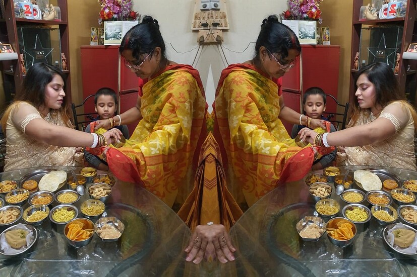 প্রিয় মামণির হাতে সাত মাসের সাধ খাচ্ছেন মধুবনী ঘোষ ৷ বেশ কয়েক ধরনের ভাজা খেতে দিয়েছেন শাশুড়িমা মধুবনীকে ৷ আরও একটু হলে ভাল হত মধুবনী জানিয়েছেন ৷ ছবি সৌজন্যে ফেসবুক ৷