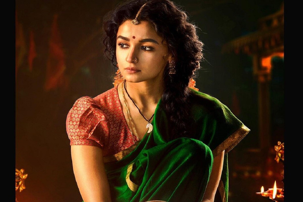 আজ ২৮ বছরে পা দিলেন অভিনেত্রী আলিয়া ভাট (Alia Bhatt)। পরিচালক মহেশ ভাট (Mahesh Bhatt) ও অভিনেত্রী সোনি রাজদানের (Soni Rajdan) কন্যা অনেক আগেই বলিউডে নিজের আসন পাকা করেছেন। নেপোটিজম নিয়ে সব বিতর্ক ফুৎকারে উড়িয়ে আলিয়া প্রমাণ করে দিয়েছেন যে বলিউডে টিঁকে থাকতে গেলে আর কিছু না হোক অন্তত অভিনয়টা জানতেই হয়। করণ জোহরের (Karan Johar) ছবি স্টুডেন্ট অফ দ্য ইয়ার (Student Of The Year) দিয়ে বলিউডে প্রবেশ তাঁর। হাইওয়ে (Highway), রাজি (Raazi), গলি বয় (Gully Boy), একের পর এক হিট ছবিতে আলিয়ার দক্ষ অভিনয় প্রশ্নাতীত। এখন তিনি বলিউডের কাপুর পরিবারের হবু পুত্রবধূ। রণবীর কাপুরের (Ranbir Kapoor) প্রেমিকা। নায়িকার জন্মদিনে রইল তাঁর মনের মানুষের সঙ্গে কাটানো মনের কাছাকাছি কয়েকটি ছবি। জন্মদিনকে মাথায় রেখে মুক্তি পেল তাঁর ছবি আরআরআর-এ তাঁর সীতা রূপের ছবি৷ আজ ২৮ বছরে পা দিলেন অভিনেত্রী আলিয়া ভাট (Alia Bhatt)। পরিচালক মহেশ ভাট (Mahesh Bhatt) ও অভিনেত্রী সোনি রাজদানের (Soni Rajdan) কন্যা অনেক আগেই বলিউডে নিজের আসন পাকা করেছেন। নেপোটিজম নিয়ে সব বিতর্ক ফুৎকারে উড়িয়ে আলিয়া প্রমাণ করে দিয়েছেন যে বলিউডে টিঁকে থাকতে গেলে আর কিছু না হোক অন্তত অভিনয়টা জানতেই হয়। করণ জোহরের (Karan Johar) ছবি স্টুডেন্ট অফ দ্য ইয়ার (Student Of The Year) দিয়ে বলিউডে প্রবেশ তাঁর। হাইওয়ে (Highway), রাজি (Raazi), গলি বয় (Gully Boy), একের পর এক হিট ছবিতে আলিয়ার দক্ষ অভিনয় প্রশ্নাতীত। এখন তিনি বলিউডের কাপুর পরিবারের হবু পুত্রবধূ। রণবীর কাপুরের (Ranbir Kapoor) প্রেমিকা। নায়িকার জন্মদিনে রইল তাঁর মনের মানুষের সঙ্গে কাটানো মনের কাছাকাছি কয়েকটি ছবি। জন্মদিনকে মাথায় রেখে মুক্তি পেল তাঁর ছবি আরআরআর-এ তাঁর সীতা রূপের ছবি৷