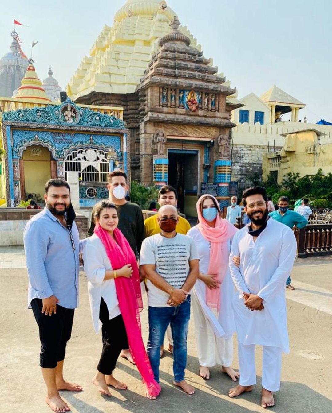 *মঙ্গলবার জগন্নাথ দেবের মন্দিরে পুজো দেওয়ার পরে সমুদ্রে পা ডোবালেন সকলে মিলে। শুভশ্রী সোশ্যাল মিডিয়া হ্যান্ডেলে শেয়ার করেছেন তাঁদের সেই সমুদ্রের তীরে দাঁড়িয়ে রোম্যান্সের ছবি। যা রীতিমতও ভাইরাল। পাশাপাশি, রাজও এ দিন একগুচ্ছ ছবি শেয়ার করেছেন তাঁর সোশ্যাল হ্যান্ডেলে। ছবিঃ ইনস্টাগ্রাম। *মঙ্গলবার জগন্নাথ দেবের মন্দিরে পুজো দেওয়ার পরে সমুদ্রে পা ডোবালেন সকলে মিলে। শুভশ্রী সোশ্যাল মিডিয়া হ্যান্ডেলে শেয়ার করেছেন তাঁদের সেই সমুদ্রের তীরে দাঁড়িয়ে রোম্যান্সের ছবি। যা রীতিমতও ভাইরাল। পাশাপাশি, রাজও এ দিন একগুচ্ছ ছবি শেয়ার করেছেন তাঁর সোশ্যাল হ্যান্ডেলে। ছবিঃ ইনস্টাগ্রাম।