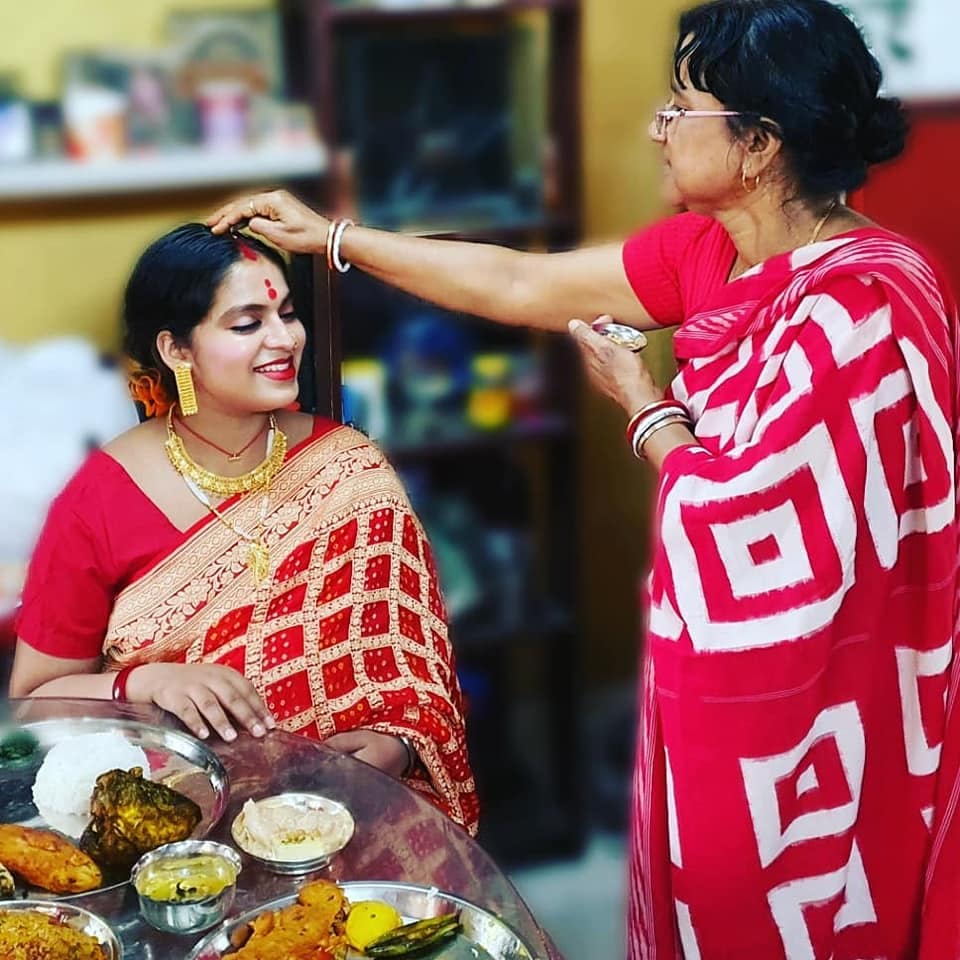 শাশুড়ি মায়ের হাতের গলদা চিংড়ি, দই ইলিশে বেশ ভাল খাওয়া দাওয়া হল ৷ তিনি এটাও দাবি করেছেন যে তাঁর মামণি অর্থাৎ শাশুড়ি মায়ের মত দই ইলিশ কেউ রান্না করতে পারেন না ৷ ছবি সৌজন্যে ফেসবুক ৷ শাশুড়ি মায়ের হাতের গলদা চিংড়ি, দই ইলিশে বেশ ভাল খাওয়া দাওয়া হল ৷ তিনি এটাও দাবি করেছেন যে তাঁর মামণি অর্থাৎ শাশুড়ি মায়ের মত দই ইলিশ কেউ রান্না করতে পারেন না ৷ ছবি সৌজন্যে ফেসবুক ৷