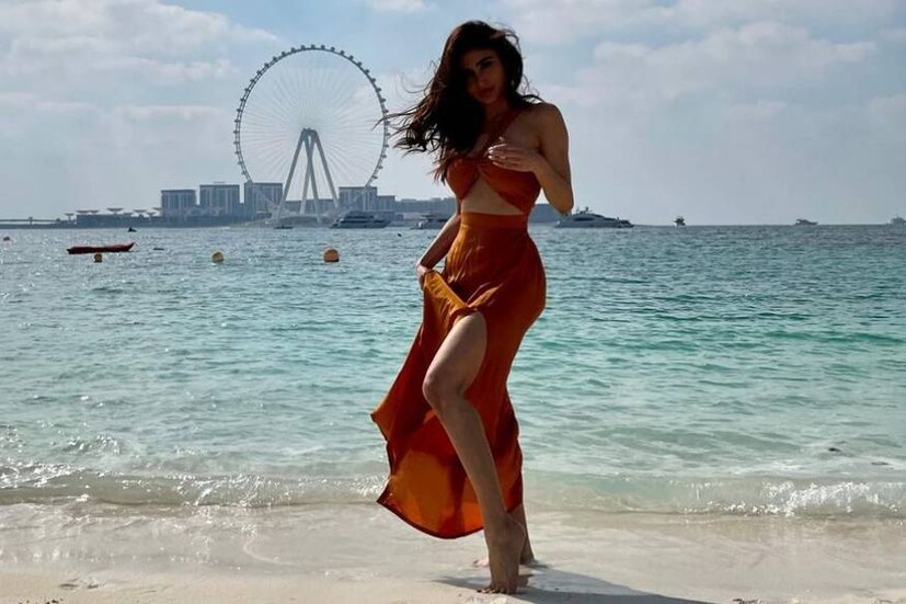 লাল পোশাকে মৌনি রায় যেন এক অনবদ্য নাম ৷ ছবি সৌজন্যে ইনস্টাগ্রাম ৷