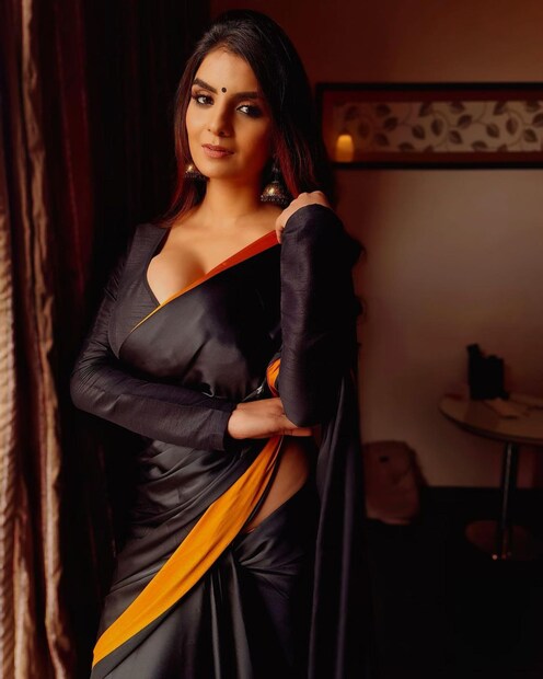 কালো শাড়ি ও কালো ব্লাউডে ঝরে পড়ছে হটনেস ৷ ছবি সৌজন্যে ইনস্টাগ্রাম ৷