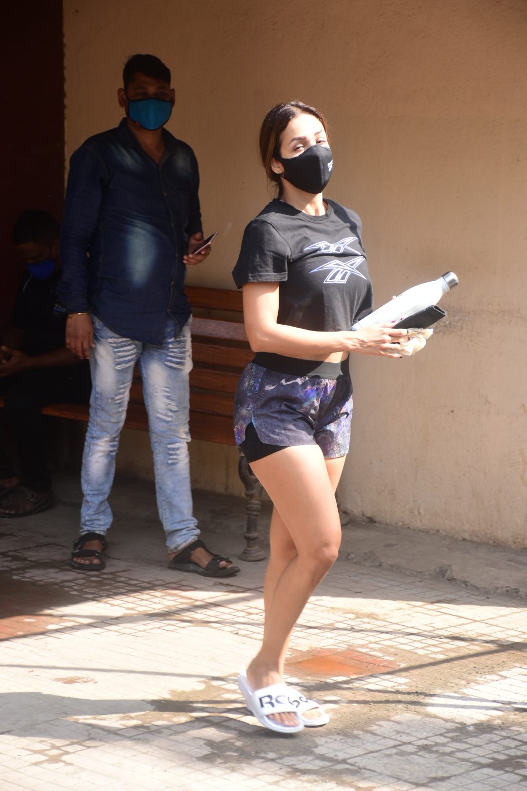 কালো টি-শার্ট ও কালো হাফ প্যান্টে সোশ্যাল মিডিয়ায় ঝড় তুলেছেন মালাইকা আরোরা ৷ ছবি সৌজন্যে ইনস্টাগ্রাম ৷ কালো টি-শার্ট ও কালো হাফ প্যান্টে সোশ্যাল মিডিয়ায় ঝড় তুলেছেন মালাইকা আরোরা ৷ ছবি সৌজন্যে ইনস্টাগ্রাম ৷