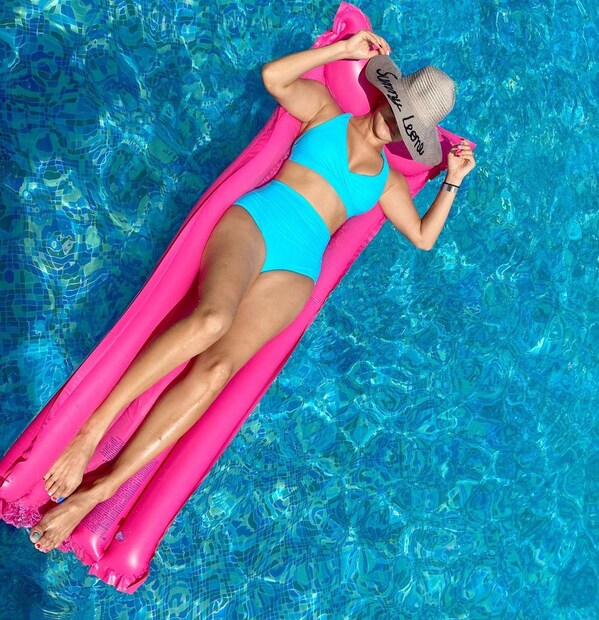 বিকিনি পরে জলের উপরে শুযে আছেন মোহমী সানি লিওন ৷ ছবি সৌজন্যে ইনস্টাগ্রাম ৷