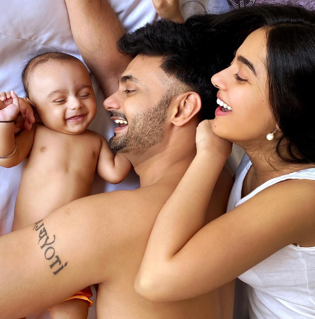 *ছবিতে দেখা যাচ্ছে দুধ সাদা বিছানায় সাদা পশাকে তিনজনেই। সেখানে স্বামী আনমোলকে জড়িয়ে রয়েছেন অমৃতা। আনমোল জড়িয়ে রয়েছেন ছেলে বীরকে। ছবি: ইনস্টাগ্রাম। *ছবিতে দেখা যাচ্ছে দুধ সাদা বিছানায় সাদা পশাকে তিনজনেই। সেখানে স্বামী আনমোলকে জড়িয়ে রয়েছেন অমৃতা। আনমোল জড়িয়ে রয়েছেন ছেলে বীরকে। ছবি: ইনস্টাগ্রাম।