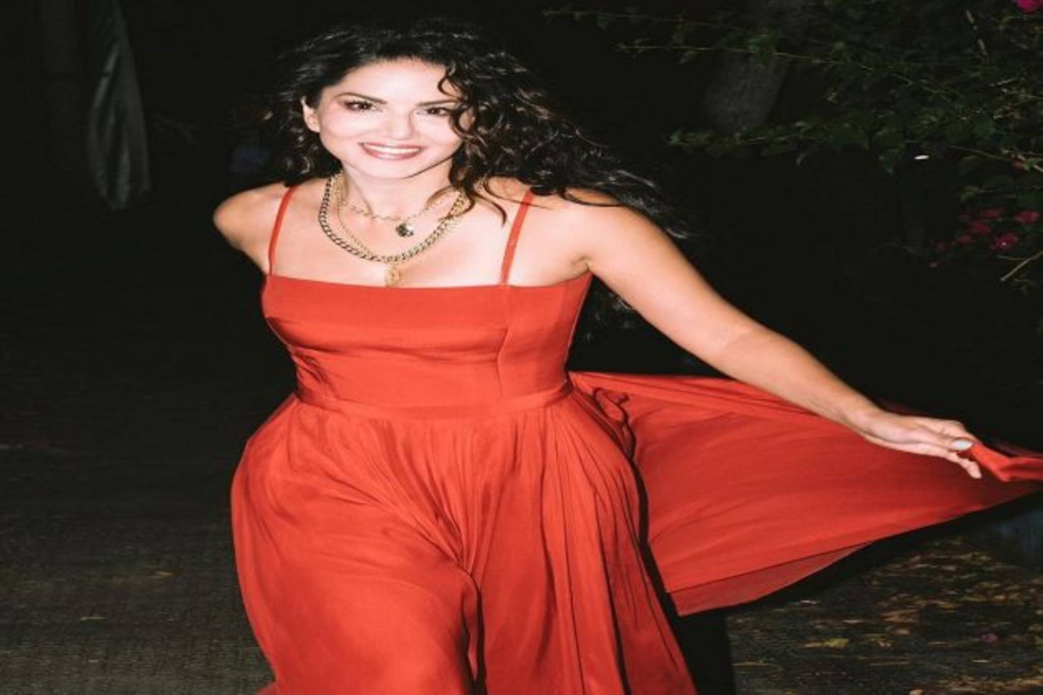 Sunny Leone: কনের বেশে সানি লিওন! সাদা থেকে লাল পোশাকে সোশ্যাল মিডিয়া কাঁপালেন বেবি ডল