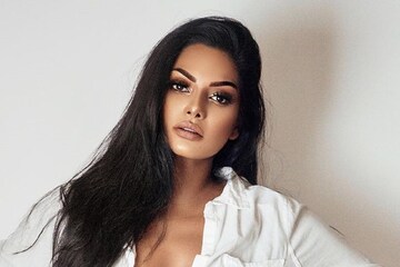 সাদা শার্ট ও গোলাপি অন্তর্বাসের ছবিতে সোশ্যাল মিডিয়ায় আগুন, সুপার বোল্ড ছবি