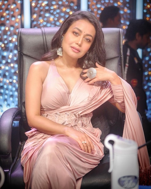 সাটিন পিচ শাড়িতে নেহা কক্কর বেশ সুন্দরী লাগছে ৷ ছবি সৌজন্যে ইনস্টাগ্রাম ৷