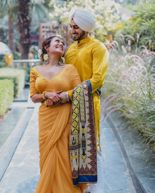 নেহুপ্রীত এই জুটিকে সবাই বেশ ভালবেসেছেন ৷ স্বামী-স্ত্রী হলুদ পোশাকে গায়ে হলুদের অনুষ্ঠানে বেশ মানিয়েছে ৷ ছবি সৌজন্যে ইনস্টাগ্রাম ৷