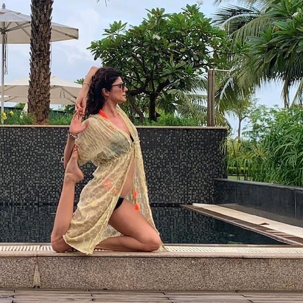 যোগাসনের মুদ্রায় পূজা বাত্রা, সেই ছবিই সুপার ভাইরাল হয়েছে ৷ ছবি সৌজন্যে ইনস্টাগ্রাম ৷